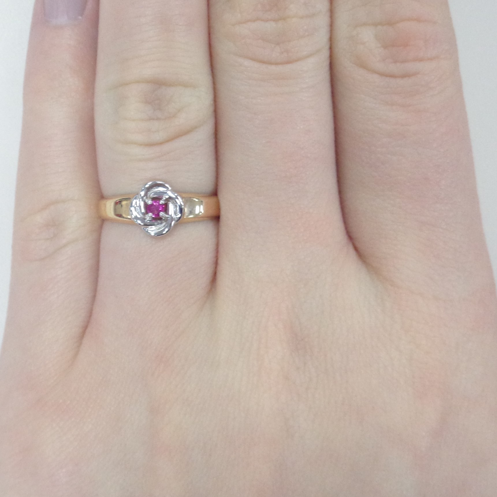 Кольцо из золота с рубином "Цветок"